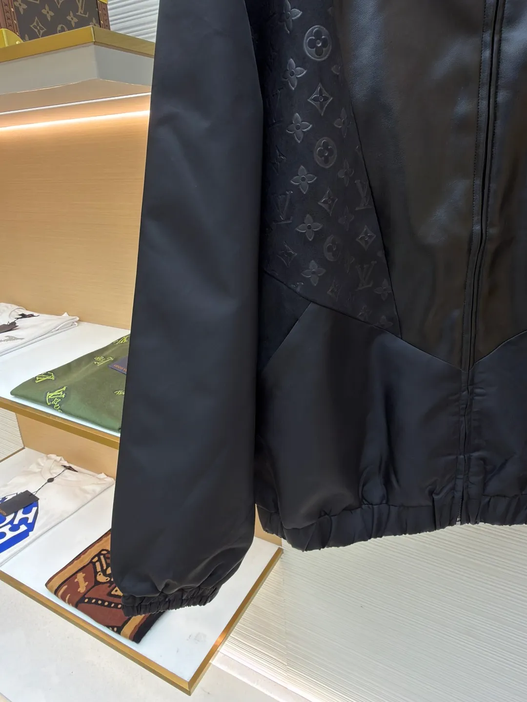 LOUIS VUITTON Presbyopic embossed stitching leather jacket ●Original version: purchased and developed at 32999 ●Item number: 1680916-C10 ●Fabric: nylon fabric ●Technology: embossed production ●Version: fitted version ●Weight: about 815 grams ●Size: S-M-L-XL ●Description: The main body of the garment is made of 100% nylon material, which is very breathable. You will not feel stuffy at all when wearing it. The cuffs, collar and front are all made of soft sheep leather, which is smooth to the touch and has a full texture! Classic Monogram embossed suede leather inserts. The high collar design with elastic cuffs and hem is not only windproof and warm, but also allows you to move freely without feeling restricted at all! The zipper opening and closing design on the side is also very considerate, making it very convenient to put on and take off. There are also practical pockets on both sides, which can hold many small items. It is fully functional and can be matched with many types of clothing to create a fashionable look. The overall wiring is straight and delicate, the fabric is comfortable and soft, and the color is consistent without color difference. It can be matched with the same style to create a fashionable look and control various occasions. Customized accessories, complete with three standards, same style for men and women!
